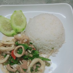 กระเพราปลาหมึก