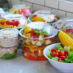 สลัดผัก และแซนวิช By YummY