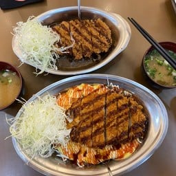 ล่าง : ข้าวแกงกะหรี่ออมเล็ตหมูมิลฟิล M บน : ข้าวแกงกะหรี่หมูคัตสึ