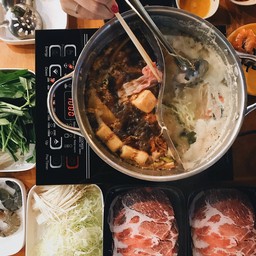 มาทานครั้งแรก ตามรีวิว อาหารอร่อย สั่งออเดอร์ไม่ต้องคอยนาน ผักสดใหม่ น้ำจิ้มอร่อ