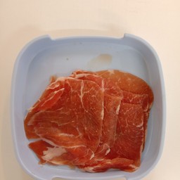 สันคอหมูสไลด์ 100  กรัม