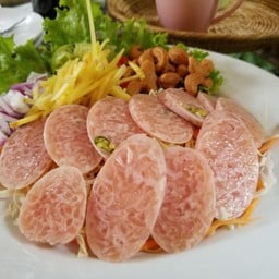 เมนูแนะนำวันนี้.. แหนมสดๆ กับเครื่องให้มาครบครัน