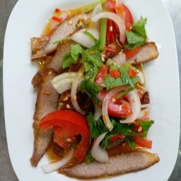 ยำคอหมูย่าง