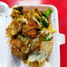 ผัดซีอิ๊วหมูกรอบ เส้นหมี่