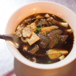 ก๋วยจั๊บน้ำข้น ใส่เครื่องทุกอย่าง