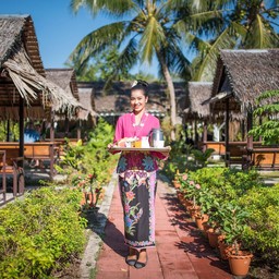 พนักงานยิ้มแย้มแจ่มใส บริการดีมาก