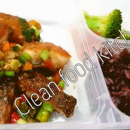 ข้าวไรซ์เบอรี่+ปลากระพงผัดพริกขี้หนู+ผักลวก