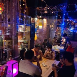 เราต้อนรับ และสอนเล่นบอร์ดเกม กับทุกคน