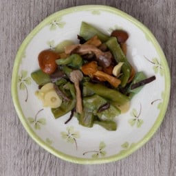 ผัดเฉาก๊วยผสมเห็ดนาเมโกะ