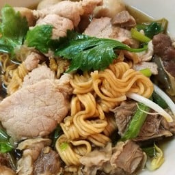 เตี๋ยวหมูตุ๋น โค้งคอกม้า