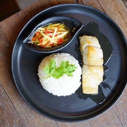 ข้าวปลากะพงทอดน้ำปลา