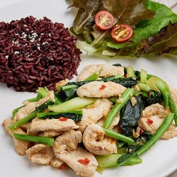 ข้าวไรซ์เบอรี่ + ผัดคะน้า Stir fried Chinese kale