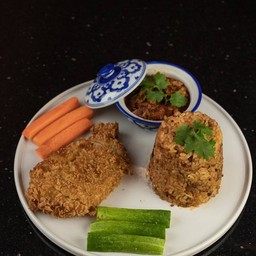 ข้าวผัดนำ้พริกอ่อง หมูทอด