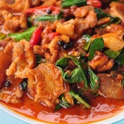 ผัดพริกแกง คอหมูทีเด็ด
