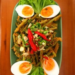 ยำผักบุ้งทอดกรอบ