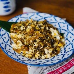 ผักกาดดองผัดไข่ใส่กระเทียมดอง