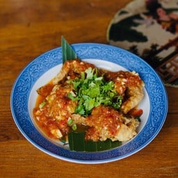 ปลากะพงทอดราดพริกสามรส