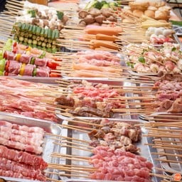 ตัวเลือกละลานตา มีทั้งหมู ไก่ ทะเล เนื้อ และผัก 