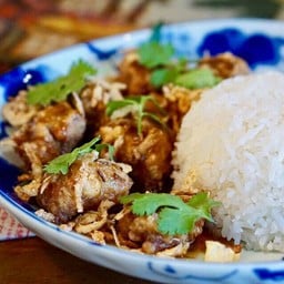 ข้าวไก่ทอดซอสมะขามน้ำตาลโตนด