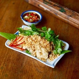 ปลากะพงทอดราดกองกระเทียม