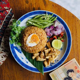 ข้าวคลุกน้ำพริกเผากากหมูไข่เค็ม