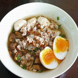 ก๋วยเตี๋ยวหมูต้มยำไข่มะตูม