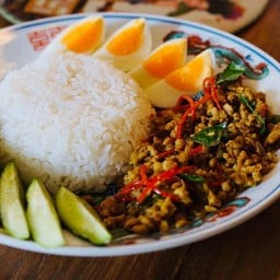 ข้าวคั่วกลิ้งหมูสับไข่ต้ม