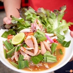 “ยำหมึกกรอบ” (80 บาท) รสชาติจัดจ้านแบบไม่ยั้งมือ ร้านการันตีว่า ถึง-เถื่อน