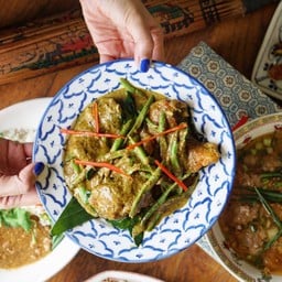 เนื้อปลากระพงผัดพริกแกง