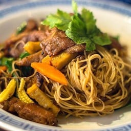 ผัดหมี่ฮ่องกงกับหมูรมควัน