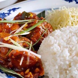 ข้าวไก่กรอบซอสเหล้าแดง