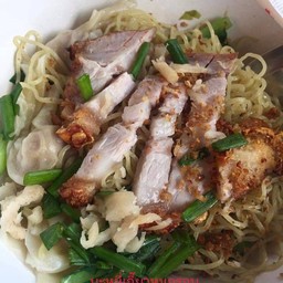 บะหมี่เกี๊ยวหมูแห้งใส่ หมูกรอบ