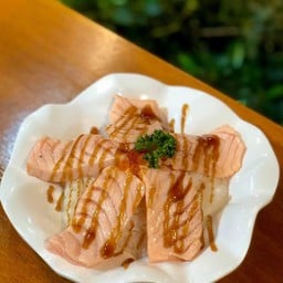 ข้าวหน้าแซลมอนเบิร์น