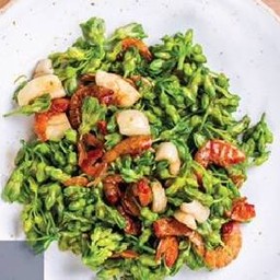 ผัดดอกขจรกุ้งเสียบ