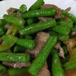 ข้าวราดถั่วฝักยาวผัดน้ำมันหอยใส่หมู