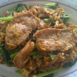ผัดซีอิ๊วเส้นใหญ่หมู