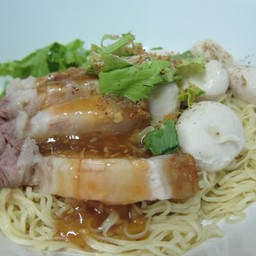 บะหมี่ลูกชิ้นหมูกรอบ