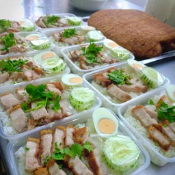 ข้าวหมูกรอบ ไข่ต้ม