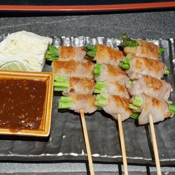 หมูสไลช์ห่อหน่อไม้ฝรั่งย่าง