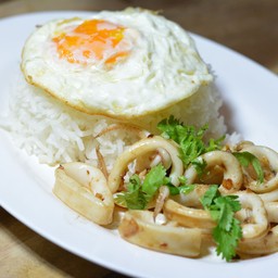 ข้าวปลาหมึกทอดกระเทียม + น้ำเก๊กฮวย