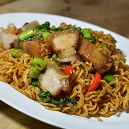 ผัดมาม่าขี้เมาหมูกรอบ + น้ำเก๊กฮวย