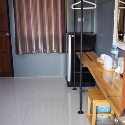 ภายในห้องไม่มีตู้เสื้อผ้าแต่มีราวแขวนแทน