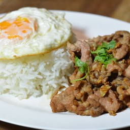 ข้าวหมูทอดกระเทียม + น้ำเก๊กฮวย
