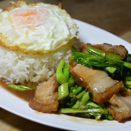ข้าวคะน้าหมูกรอบ + น้ำเก๊กฮวย