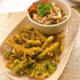 ยำผักบุ้งทอดกรอบ