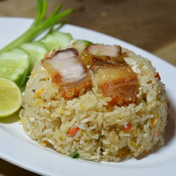 ข้าวผัดหมูกรอบ + น้ำเก๊กฮวย