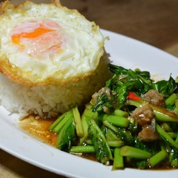 ข้าวคะน้าปลาเค็ม + น้ำเก๊กฮวย