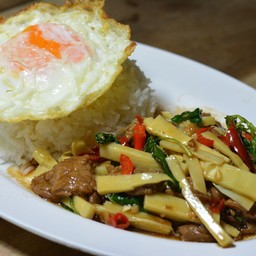 ข้าวกระเพราเนื่อหน่อไม้ + น้ำเก๊กฮวย