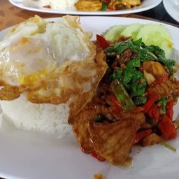 กระเพราหมูชิ้นไข่ดาว