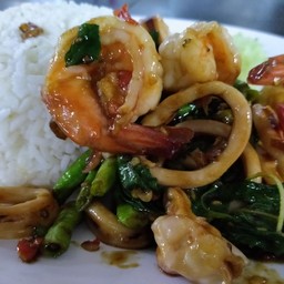กระเพราทะเลราดข้าว